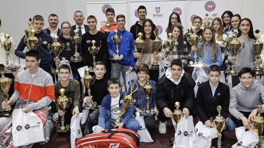 Djokovič odovzdáva trofeje mladým tenistom