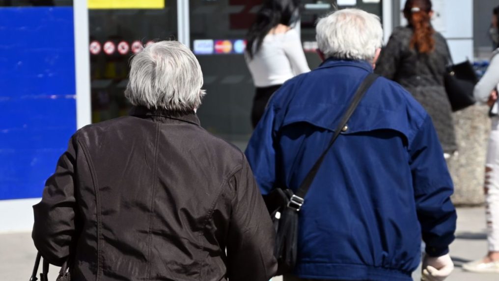 Francúzsko navrhuje posunúť dôchodkový vek na 64 rokov