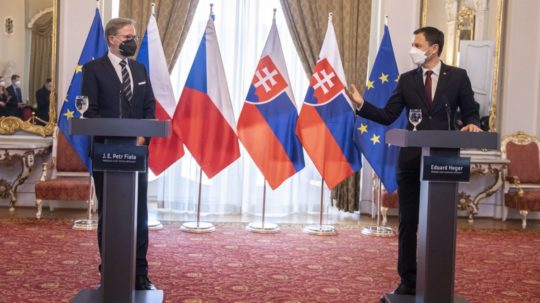 Na snímke zľava nový český premiér Petr Fiala a slovenský premiér Eduard Heger.