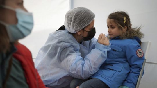 Zdravotníčka testuje dievčatko na koronavírus vo francúzskom meste Albigny-sur-Saone pri Lyone.