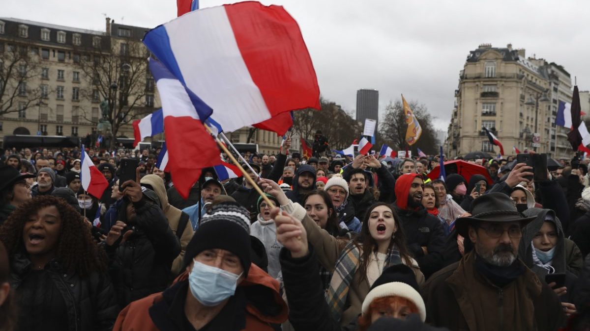 En France, plus de 100 000 personnes ont manifesté contre les restrictions pour les non vaccinés