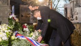 Na snímke slovenský premiér Eduard Heger (vpravo) a holandský premiér Mark Rutte položili vence k pamätníku holokaustu na Rybnom námestí pri príležitosti Medzinárodného dňa pamiatky obetí holokaustu.