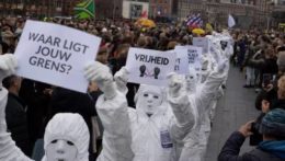 V Holandsku protestovali proti protipandemickým opatreniam.