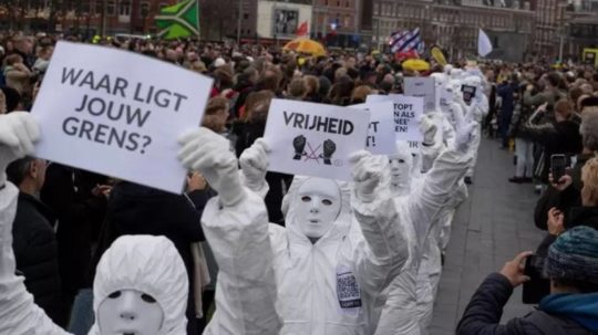 V Holandsku protestovali proti protipandemickým opatreniam.