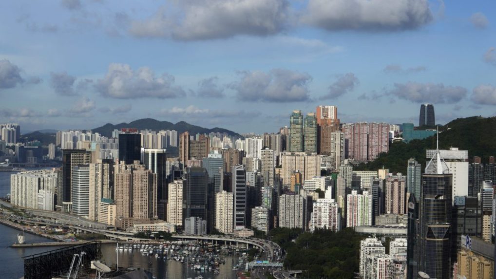 Hongkong v obavách z ďalšej vlny pandémie na dva týždne zakáže prílety z ôsmich krajín