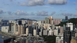 Na snímke výškové obytné budovy a mrakodrapy v Hongkongu.