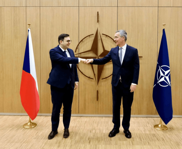 Nasadenie vojsk NATO na jej východnej hranici je pre Česko prospešné, tvrdí Lipavský