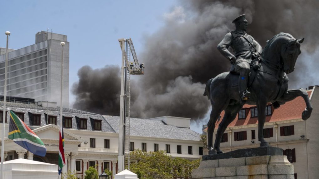 Požiar v juhoafrickom parlamente dostali hasiči pod kontrolu