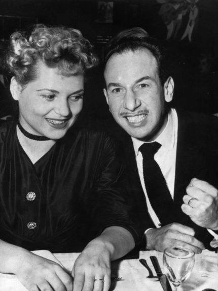 José Ferrer (vpravo) a Judy Hollidayová počas odovzdávania Oscarov (1951).