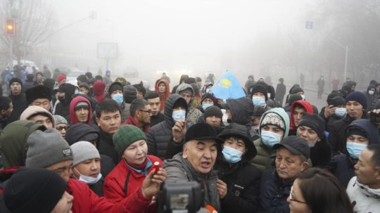 Protestujúci v Kazachstane