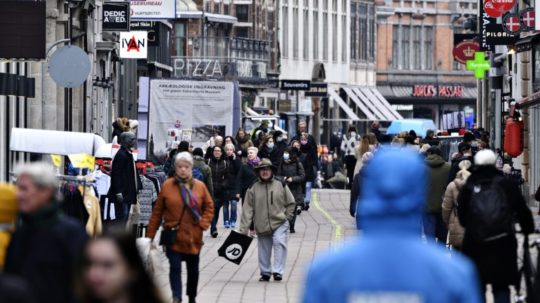 Ľudia prechádzajú po obchodnej ulici v Kodani.