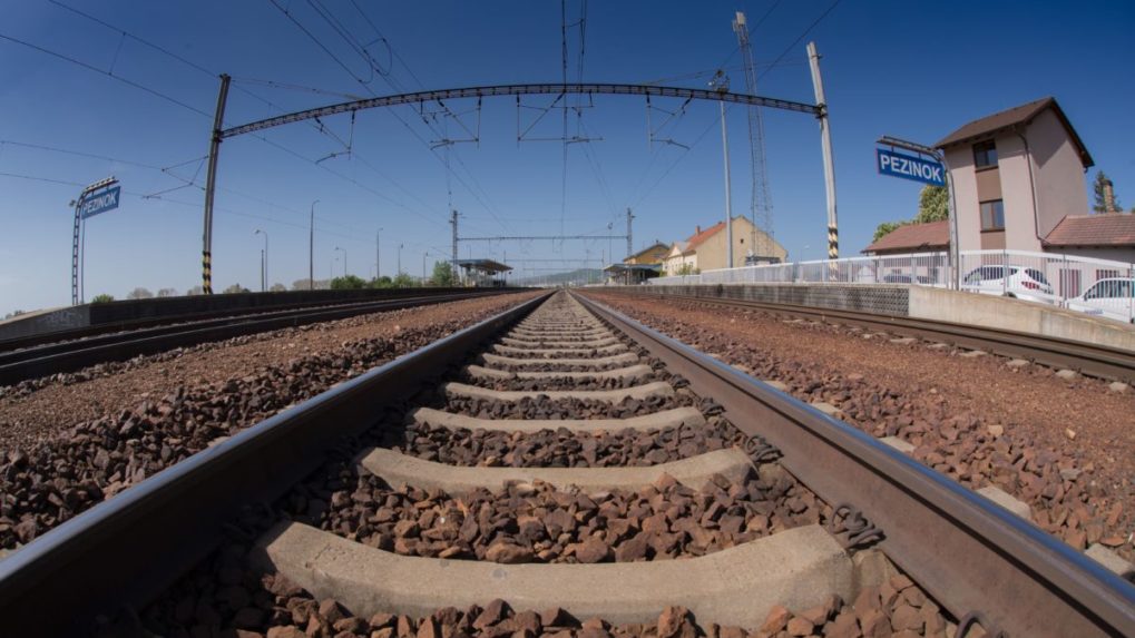 Vlak bez rušňovodiča, ktorý sa uvoľnil v Košiciach, zastavil až v Maďarsku