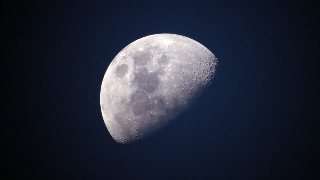 Vesmírnej rakete Falcon 9 hrozí zrážka s Mesiacom