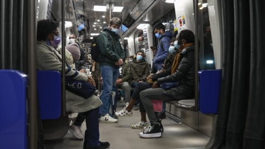 Ľudia s ochrannými maskami na tvári v parížskom metre.
