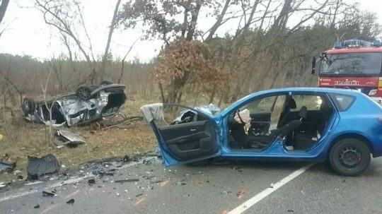 Autá po dopravnej nehode v v katastri obce Kostolište.