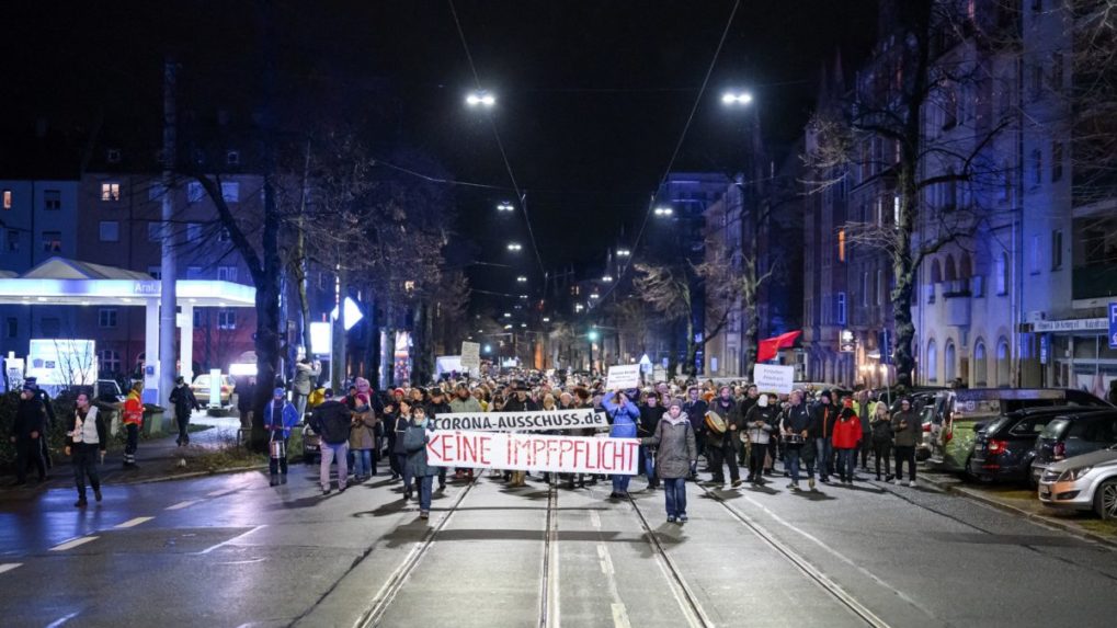 Desaťtisíce ľudí protestovali naprieč Nemeckom proti covidovým opatreniam