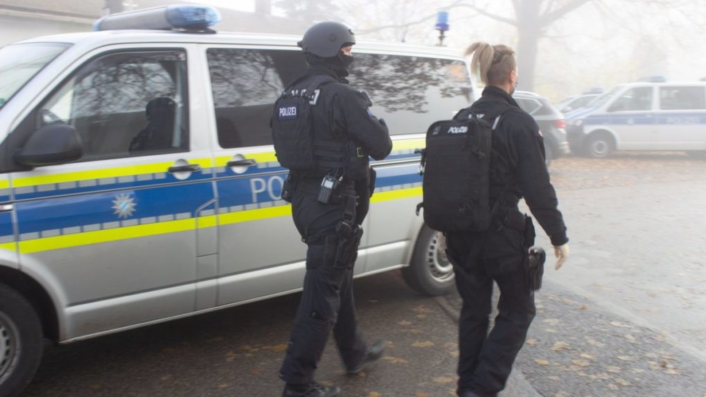 Nemecká polícia zasahovala proti skupine osôb. Svedkovia ich videli manipulovať so zbraňou, išlo však o hračku
