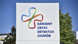logo pred budovou Národného ústavu detských chorôb (NÚDCH) v Bratislave