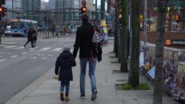 otec so synom kráčajú po ulici