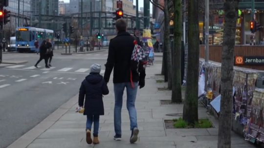 otec so synom kráčajú po ulici