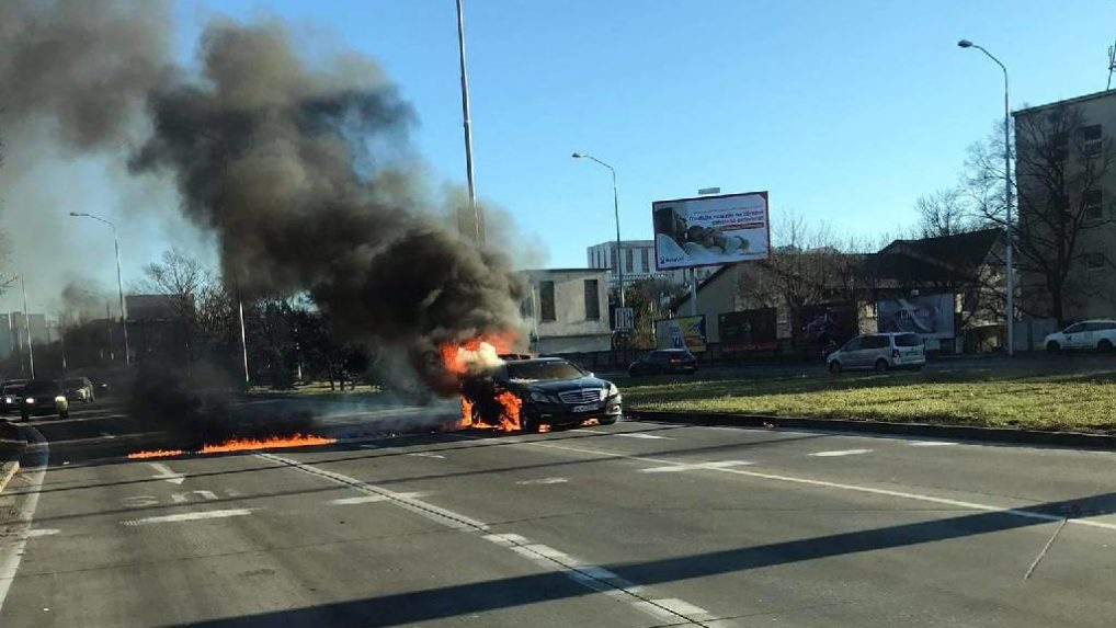 Na bratislavskej Patrónke horelo auto, úsek bol neprejazdný