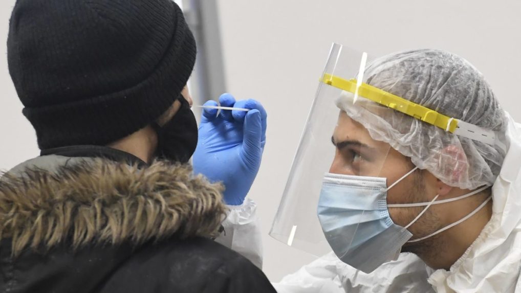 Rakúsko zavedie povinné PCR testy pre cestujúcich z Číny