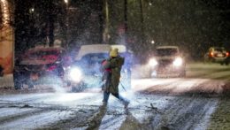 Žena kráča cez cestu počas snehovej búrky v Pennsylvánii.