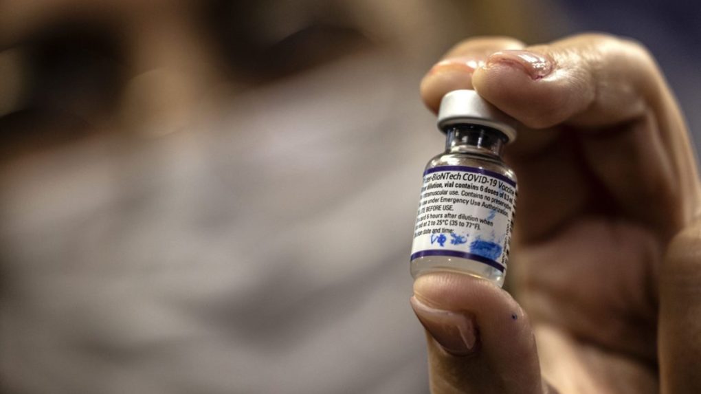 Pfizer a BioNTech začínajú testovať účinky vakcíny vyvinutej proti omikronu