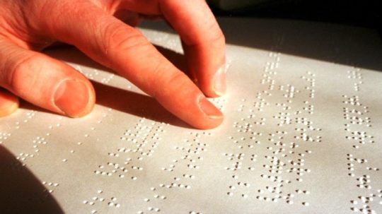 Na snímke detail zápisu nôt v Braillovom písme.
