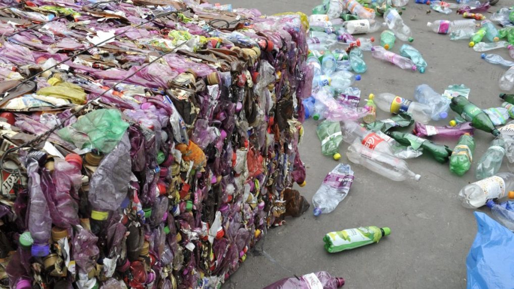 Greenpeace žiada v Spojenom kráľovstve obmedzenie jednorazových plastov