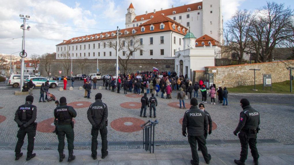 Pred parlamentom sa protestovalo proti obrannej dohode Slovenska s USA
