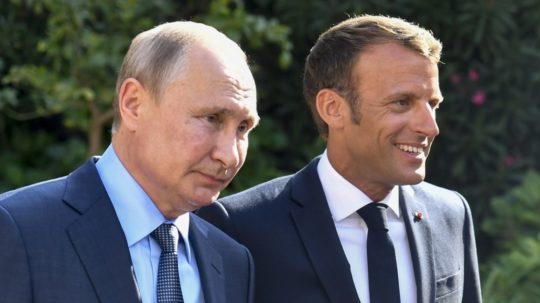 Francúzsky prezident Emmanuel Macron a ruský prezident Vladimir Putin.