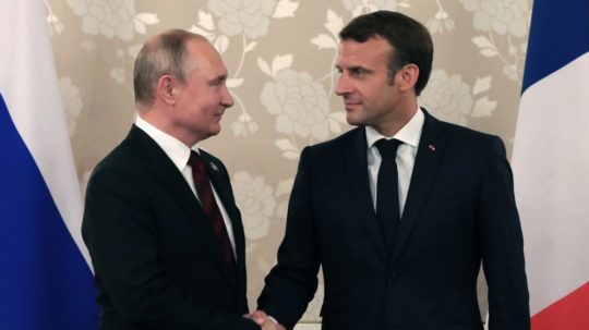 Na snímke ruský prezident Vladimir Putin a francúzsky prezident Emmanuel Macron.