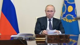 Ruský prezident Vladimir Putin počas videokonferencie v súvislosti so situáciou v Kazachstane.