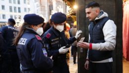 Policajti kontrolujú návštevníkom covidové pasy na vianočných trhoch vo Viedni.