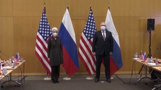 Začali sa rokovania medzi USA a Ruskom. Cieľom je zníženie napätia na rusko-ukrajinskej hranici