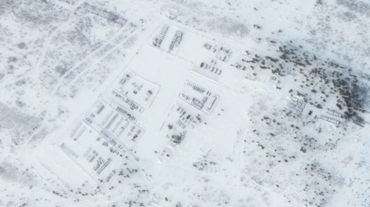 Na satelitnej snímke vidno vojenskú techniku rozmiestnenú vo výcvikovom areáli neďaleko ruského mesta Voronež.