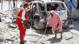 Zničené auto po výbuchu v Migadiše.