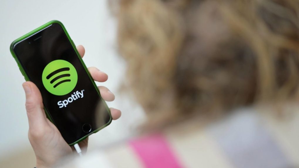 Spotify po kritike umelcov a verejnosti začne bojovať s dezinformáciami o covide