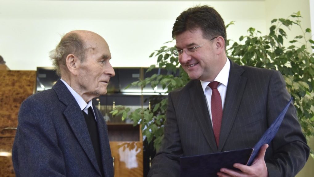 Na snímke vpravo minister zahraničných vecí a európskych záležitostí SR Miroslav Lajčák odovzdáva ocenenie Zlatú plaketu profesorovi Štefanovi Nosáľovi.