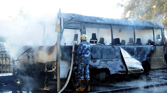 Zhorený autobus po útoku džihádistov z Islamského štátu.