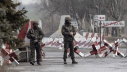 ukrajinskí vojaci kontrolujú líniu oddeľujúcu územie obsadené proruskými separatistami v ukrajinskom Mariupole