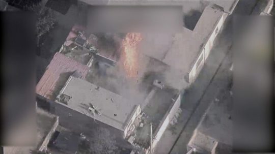 Na videosnímke požiar po útoku dronu v Kábule 29. augusta 2021.