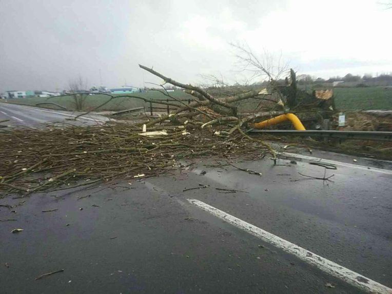 Silný vietor spôsobil škody na viacerých územiach Slovenska.
