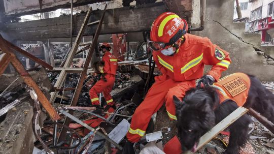 Záchranári zasahujú po výbuchu plynu v Číne.