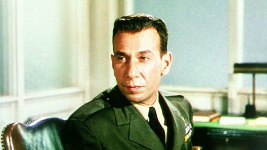 José Ferrer vo filme Vzbura na lodi Caine (1954).