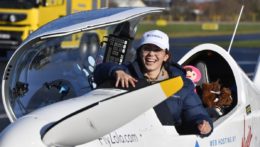 Belgicko-britská 19-ročná pilotka Zara Rutherfordovása teší v kokpite po vytvorení nového svetového rekordu