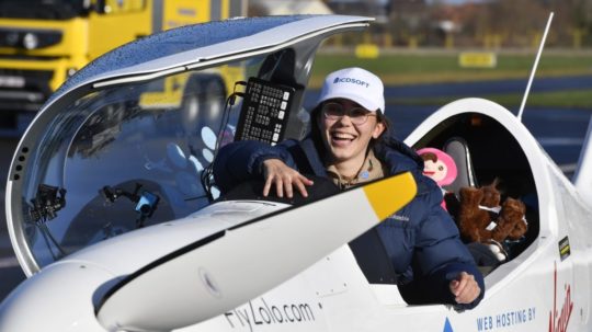 Belgicko-britská 19-ročná pilotka Zara Rutherfordovása teší v kokpite po vytvorení nového svetového rekordu