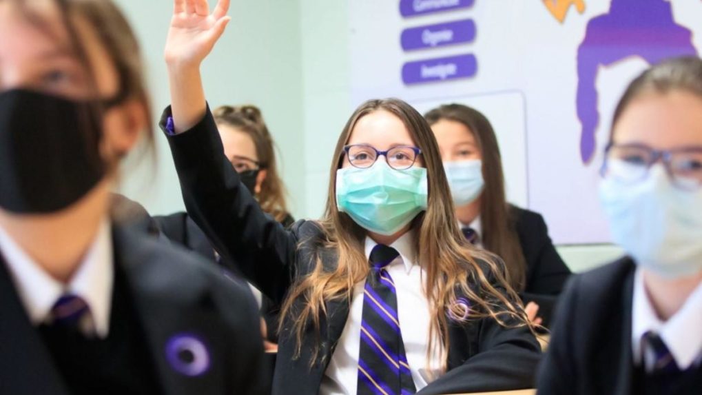 Anglickí stredoškoláci budú musieť počas vyučovania nosiť rúška