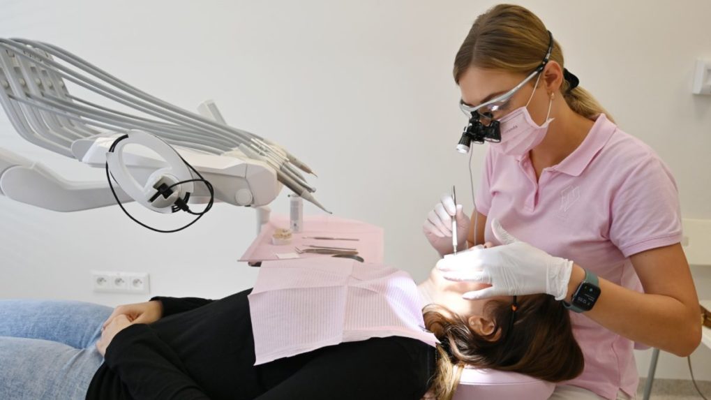Liečba zubného kazu bude plne hradená aj v prípade, ak pacient nebol na preventívnej prehliadke